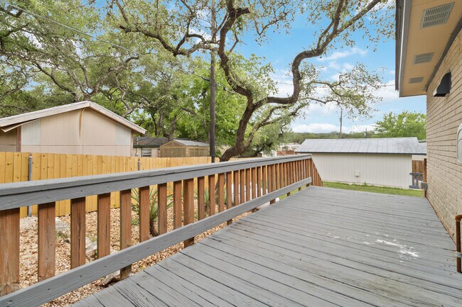 Building Photo - 634 Flatrock Dr