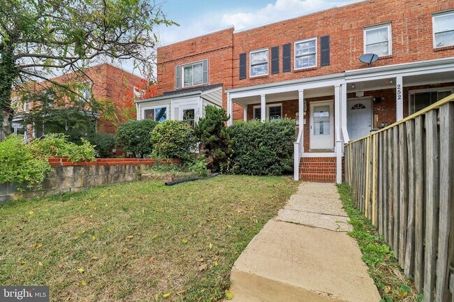 Building Photo - 250 Lynhaven Dr