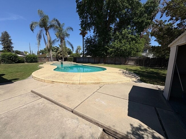 Building Photo - Cozy Home on Spacious Lot with Pool Available Now!