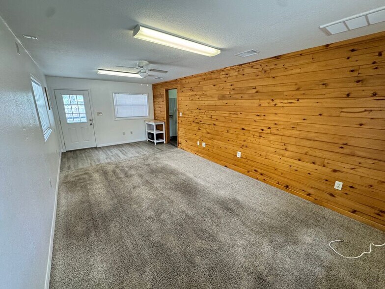 Building Photo - 306 N Iona Ave