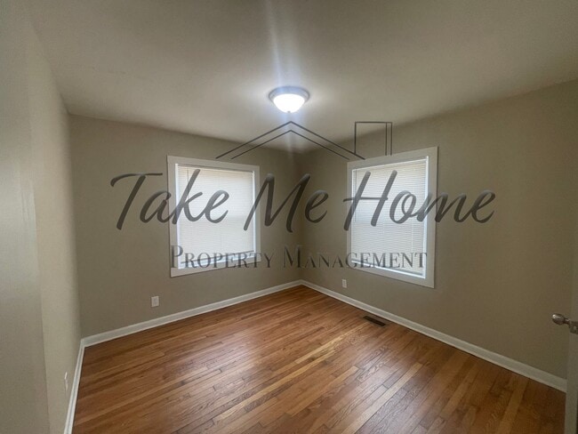 Building Photo - Remodeled 2-Bed, 1-Bath Duplex in Prime Springfield Location!