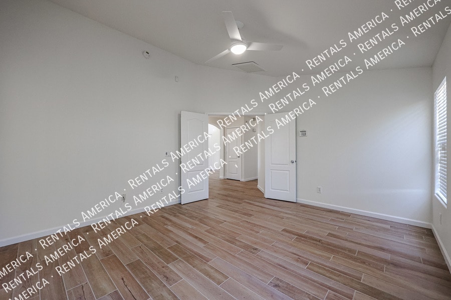 Building Photo - 2276 S Bahama Dr
