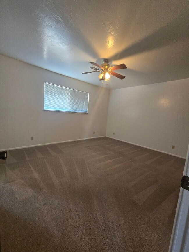 Building Photo - 3 BR 2 BA Available Now
