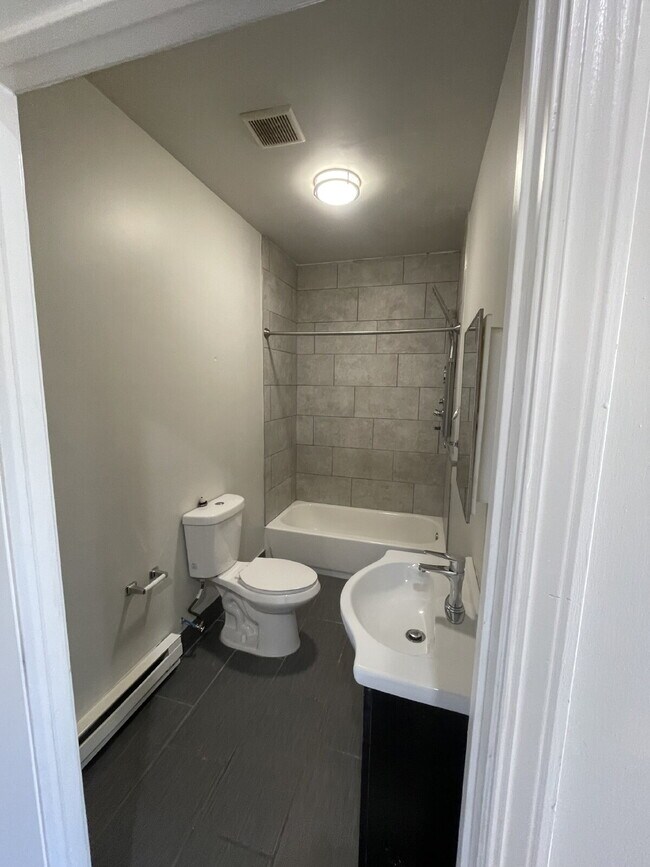 Building Photo - Cozy 1 bedroom unit with extra space!