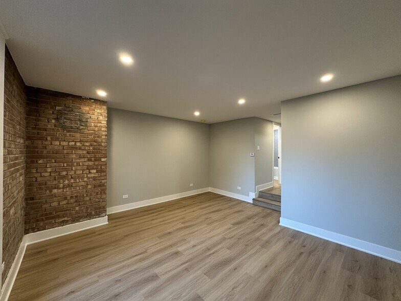 Building Photo - 1214 N La Salle Dr