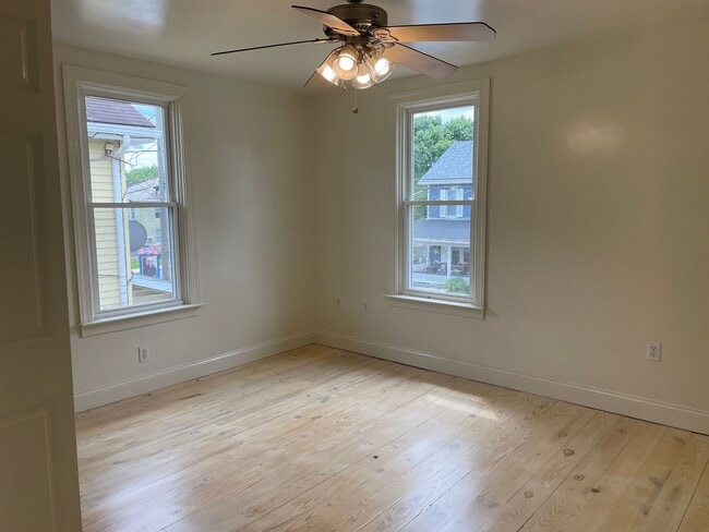 Building Photo - Charming & Well-Maintained 2-Bedroom, 1.5-...