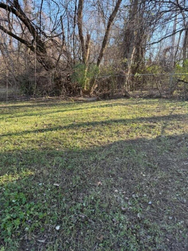 Building Photo - Newly Renovated House on a quiet Street