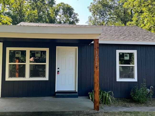Primary Photo - 4 Bedroom 2 Bath With Large Yard