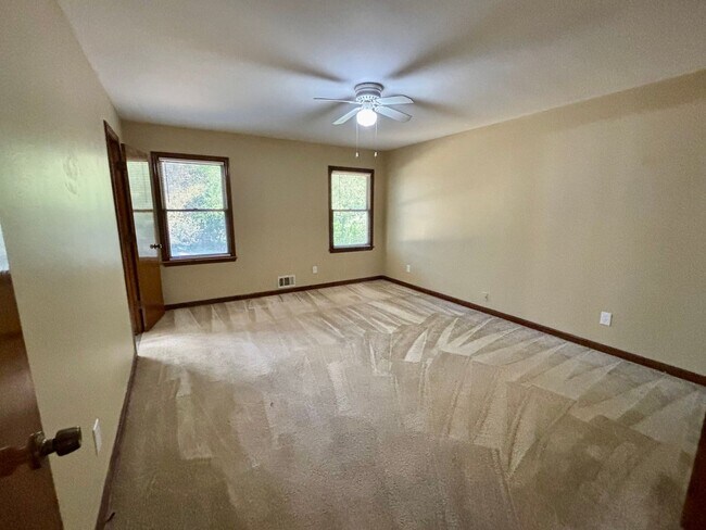 Building Photo - 2021 N Oak Dr