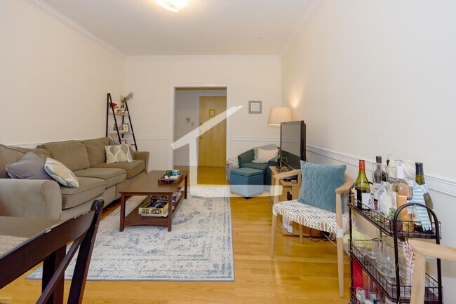 Building Photo - Avl 9/1 - No fee! Lovely 2BR/1BA in elevator building in Allston
