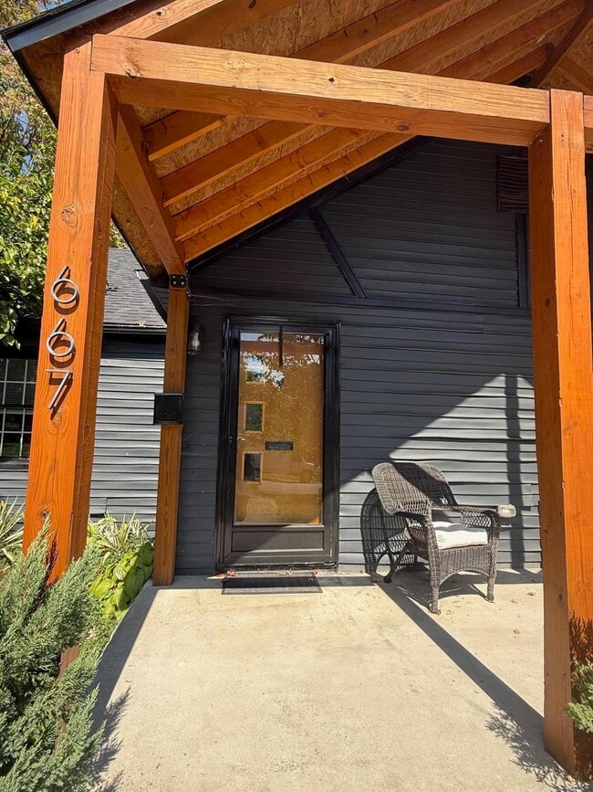 Building Photo - 667 Longview Dr