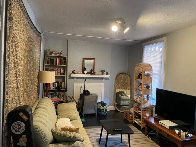 Building Photo - 1528 S High St