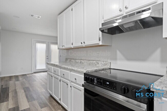 Building Photo - 340 Hiller Dr