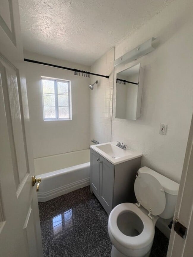 Building Photo - Beautiful 2 Bed and 1 Bath Home with 1 Car Garage Rent $1,995.00