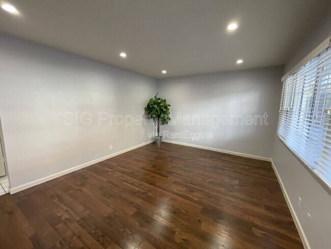 Building Photo - 10818 Blix St