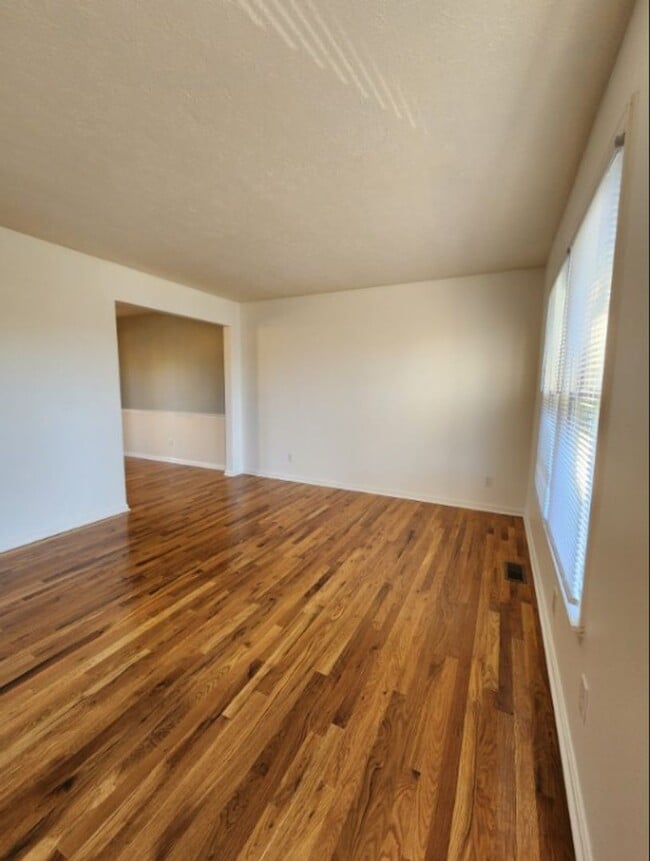 Building Photo - A cozy 3 bedroom, one bathroom house!
