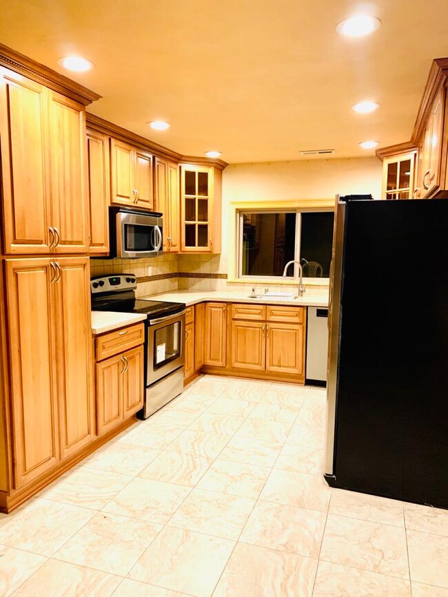 Kitchen with all appliance - 19536 Eric Dr