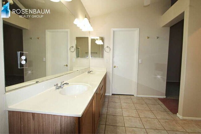 Building Photo - Gorgeous 4-bedrooms, 2-baths home with den in Peoria!