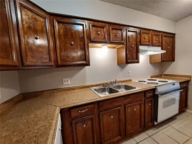 Building Photo - 5001 Middlecoff Dr