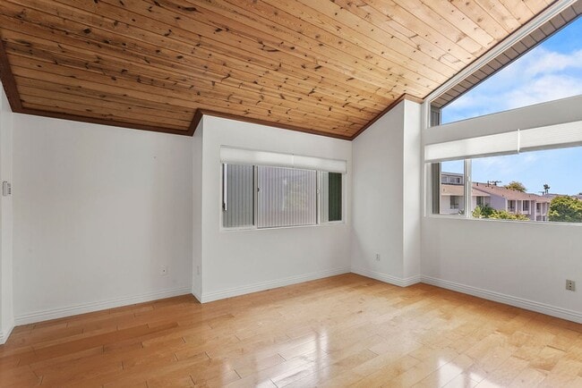 Building Photo - End-Unit Townhouse in Prime Newport Beach ...