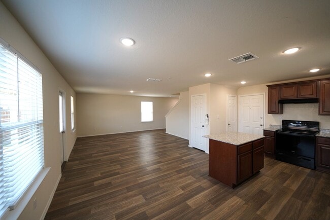 Building Photo - Beautiful home now available. Realtor Comm...