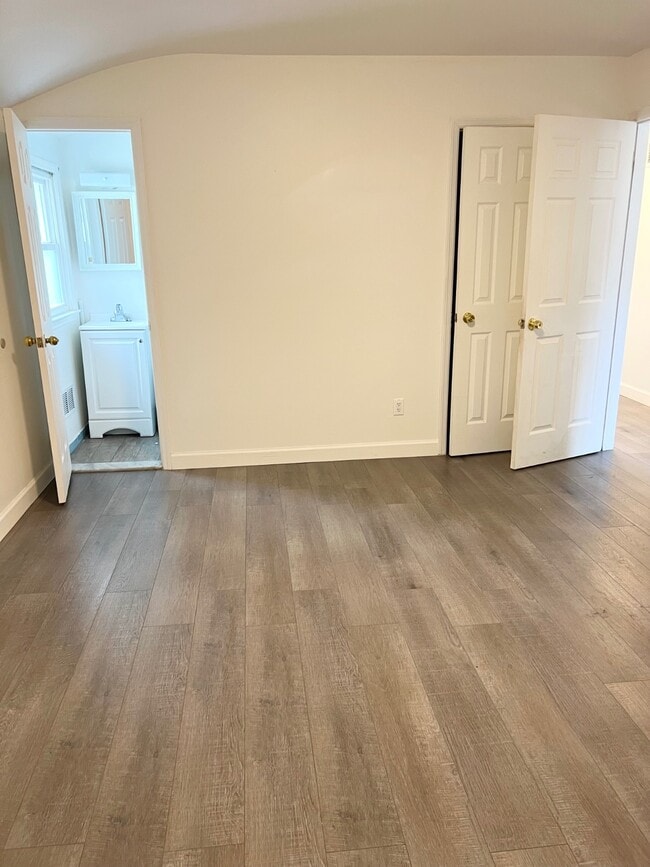 Building Photo - 156 Petrus Ave