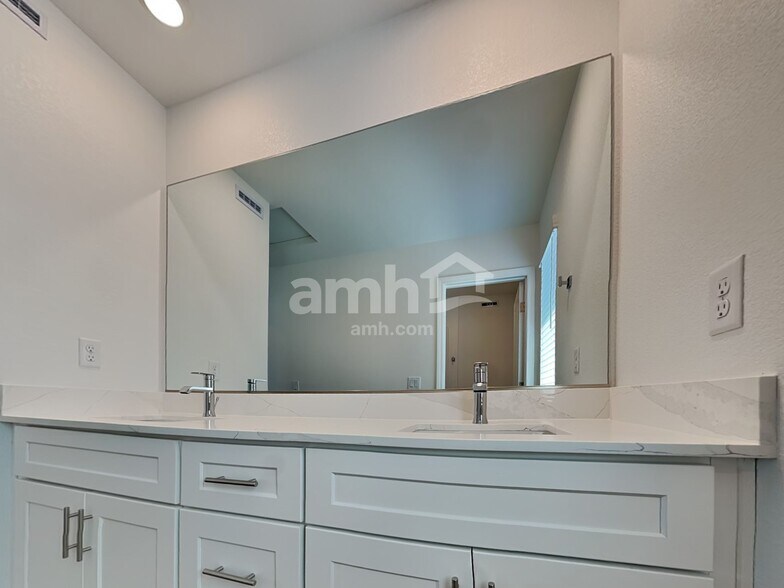 Building Photo - 5824 Vaes Dothrak St