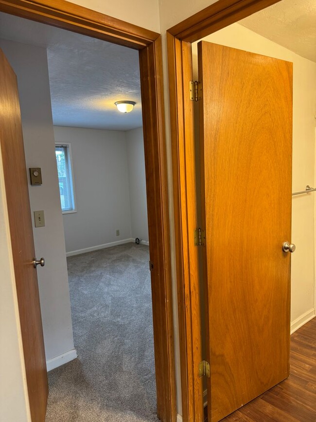 Building Photo - Cozy 2 bedroom 1 bathroom duplex in Eugene!