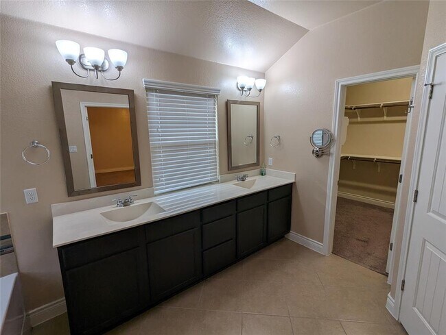 Building Photo - 313 Summer Pointe