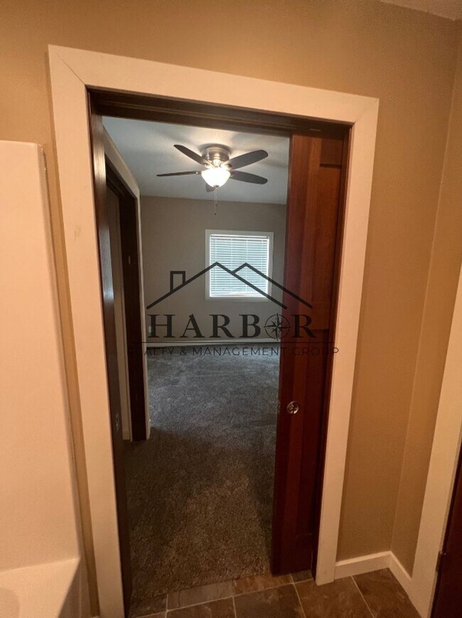 Building Photo - 807 1st Dr NW