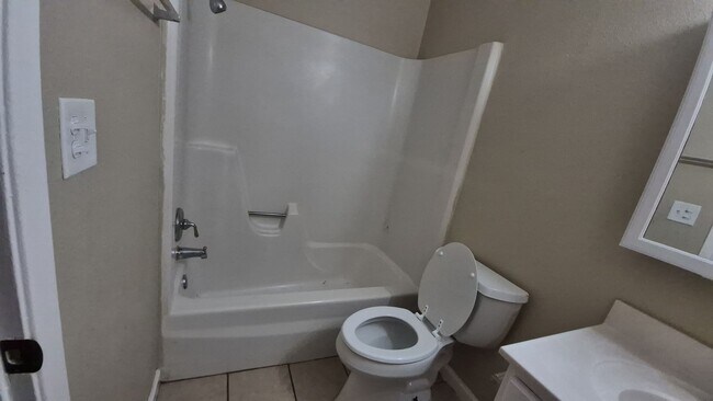 Building Photo - 7102 Glen Point Dr