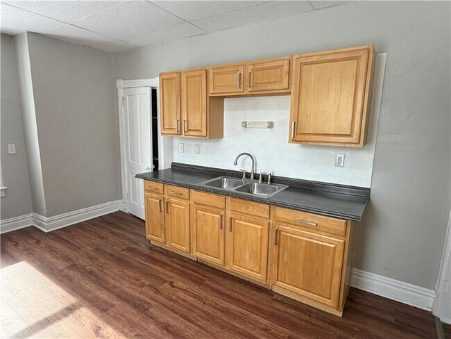 Building Photo - 306 E Wallace Ave