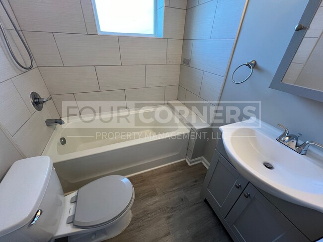 Building Photo - 2026 N Cherry St