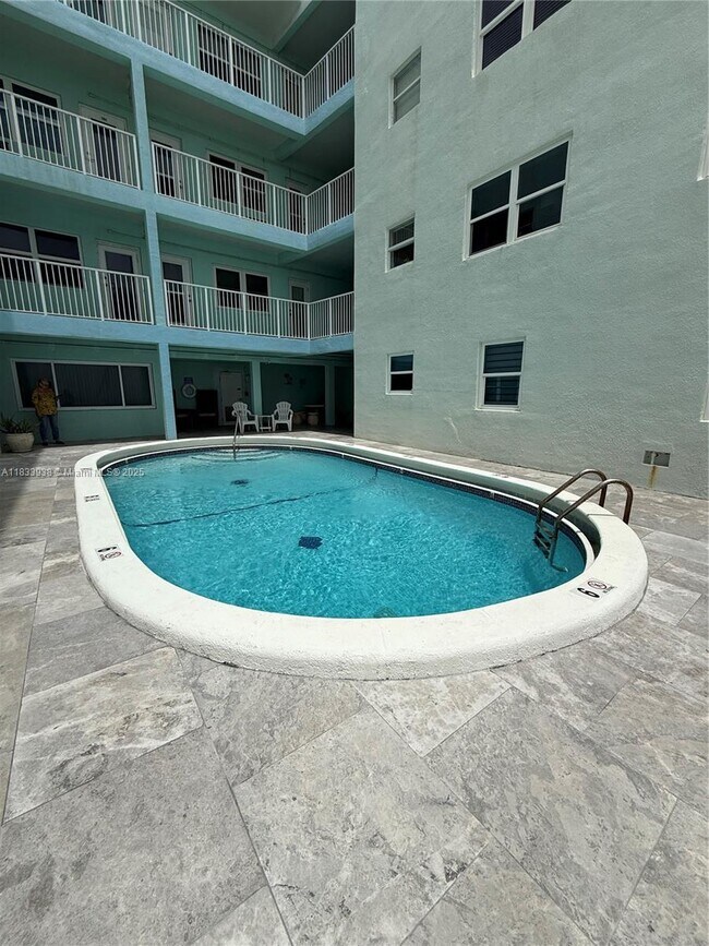Building Photo - 2600 N Surf Rd