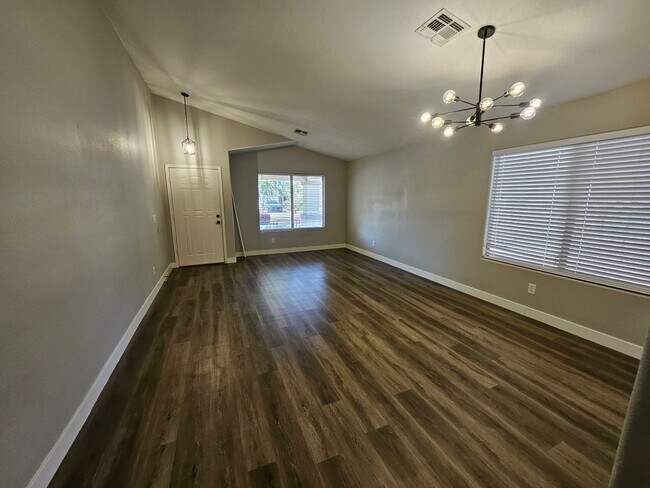 Building Photo - Beautiful, Spacious 4 Bedroom 2 Bathroom home