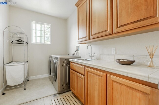 Building Photo - Live Exceptionally in This Peaceful Willow Glen Executive Home; 4 bed/ 4.5 bath