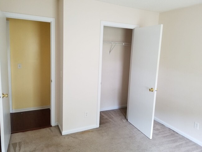 Building Photo - Cozy Home