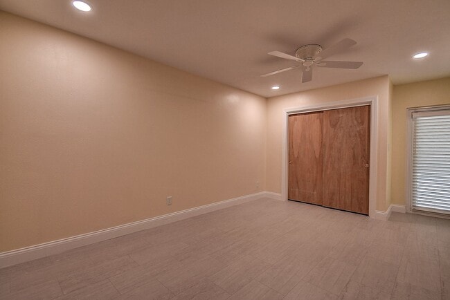 Building Photo - Luxurious 4 bedroom, 3 bath pool home.