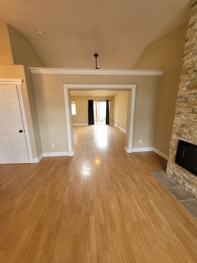 Building Photo - Charming and Spacious 3BB/2.5BA home for rent!  AVAILABLE NOW
