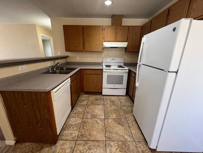 Building Photo - Best kept Fourplex- Mature Landscaping