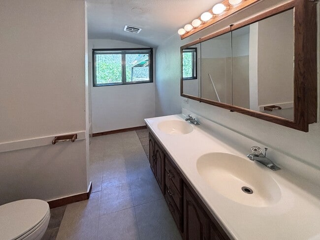 Building Photo - 3817 E Amazon Dr