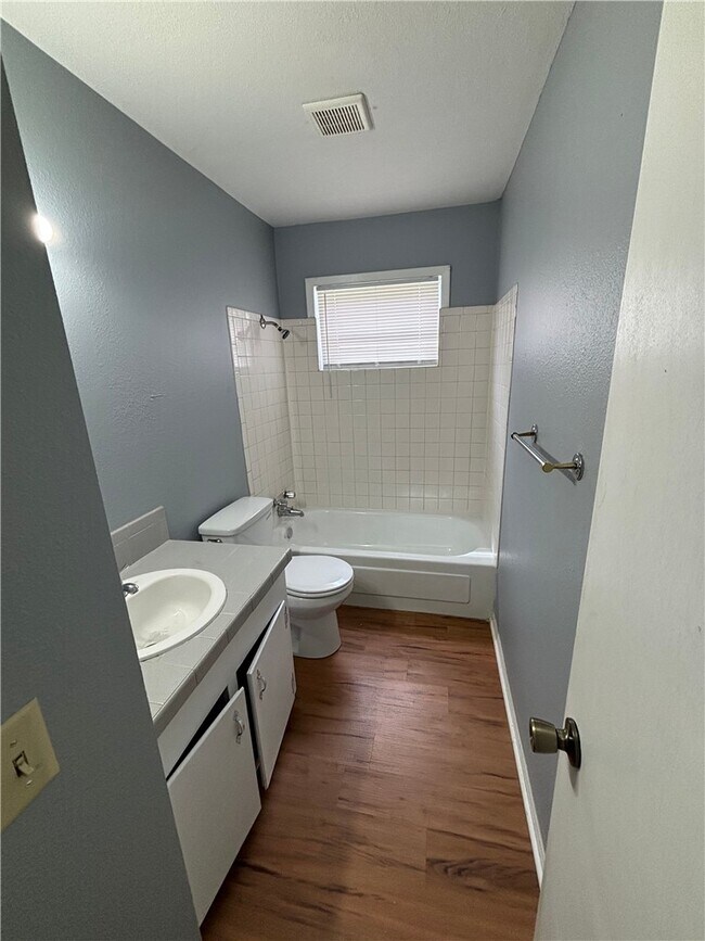 Building Photo - 8831 Country Club Dr