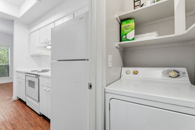 Building Photo - Amazing 1 bedroom, 1 bathroom Condo in Montevista!