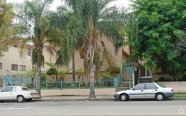 Building Photo - 13952 Moorpark Ave