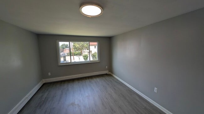 Building Photo - Whitaker / Homestead - 2 BR Single Family, Large Fenced Yard, Garage