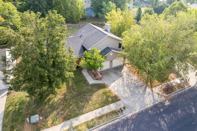 Building Photo - Fantastic Location! Close to MKT & Twin Lakes! 3BR/2.5BA/2000sqft., 2-Car Garage, Large Fenced Ya...