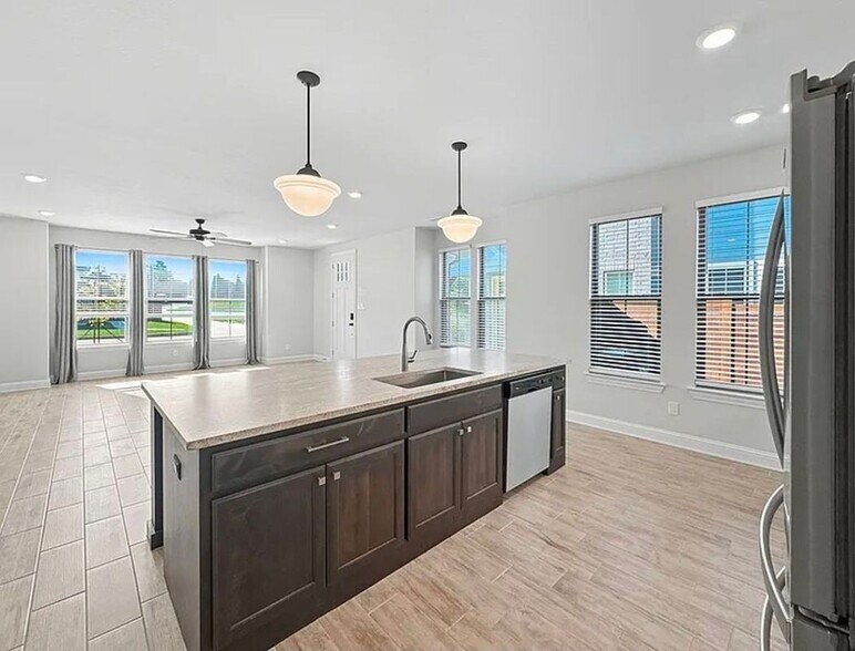 Building Photo - 9525 Thorncrown Ln