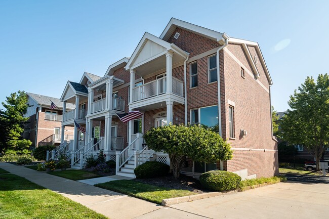 Building Photo - Live steps from Lake Michigan in this spac...