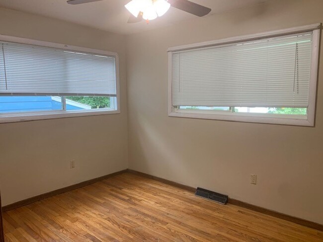 Building Photo - 4 Bedroom 2 Bath Home Available for Rent i...