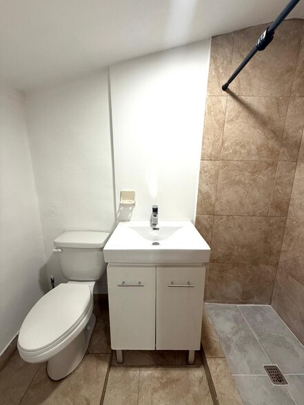 Building Photo - 1150 W 28th St